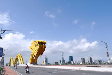 Vietnam 'da nehir kenarı üzerindeki ejderha köprüsünün manzarası