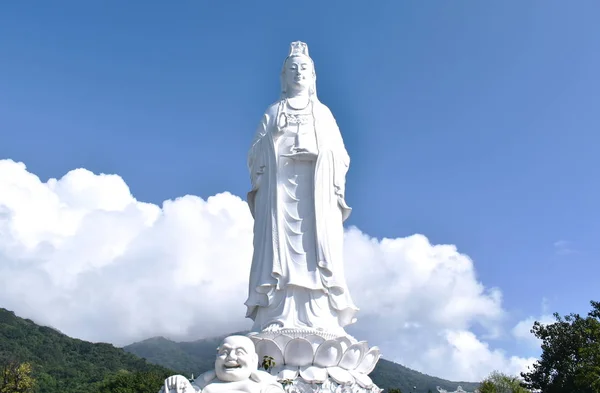 Grande scultura della dea Guanyin bianca nel tempio buddista Linh Ung sulla montagna delle scimmie — Foto Stock