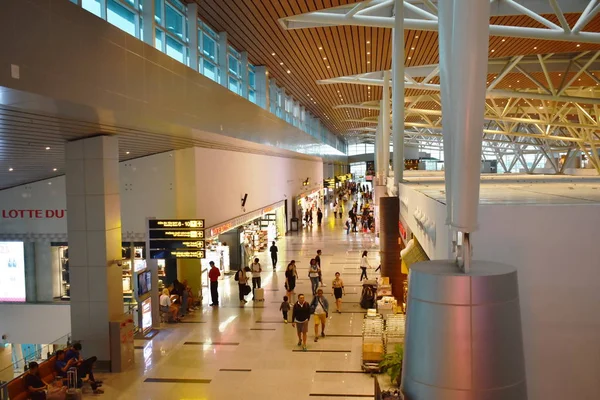 Korytarz i sklep wolnocłowy w terminalu lotniska Danang — Zdjęcie stockowe