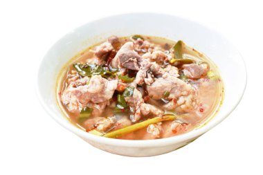 Demirhindi ve Tayland otlu çorba kaseli sıcak ve baharatlı domuz göbeği.