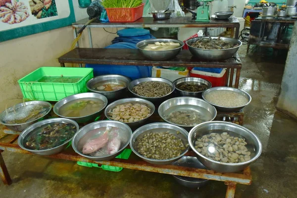Varietà di pesce fresco e condimento in cucina ristorante street food sul Vietnam — Foto Stock