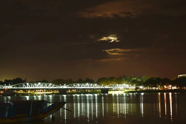 Ponte cruzar rio e lâmpada de reflexão na noite no Vietnã — Fotografia de Stock