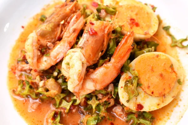 Tranche de haricot d'aile épicée et aigre avec garniture de porc haché oeuf bouilli et crevettes salade thaïlandaise sur le plat — Photo