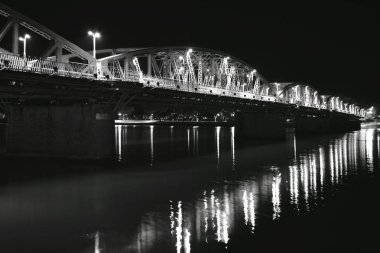  Köprü nehri ve yansıma ampulü Vietnam 'da bir gecede