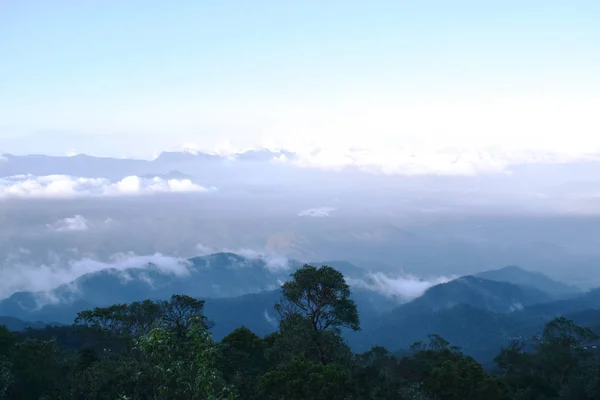 Paisagem de montanha com névoa em colinas Ba Na no Vietnã — Fotografia de Stock