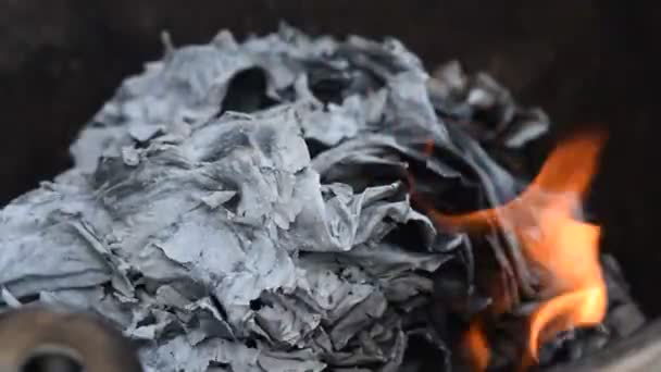 金と銀の紙鉄盆地内の先祖コンポーネントを提供するため燃焼 — ストック動画