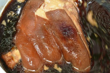  Kızarmış domuz bacak ile siyah Çince ot çorbası pot pişirme kaynar