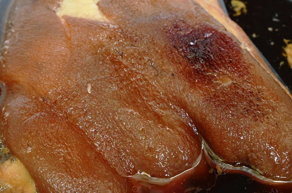 Kaki babi direbus dengan sup herbal Cina hitam mendidih dalam panci masak — Stok Foto