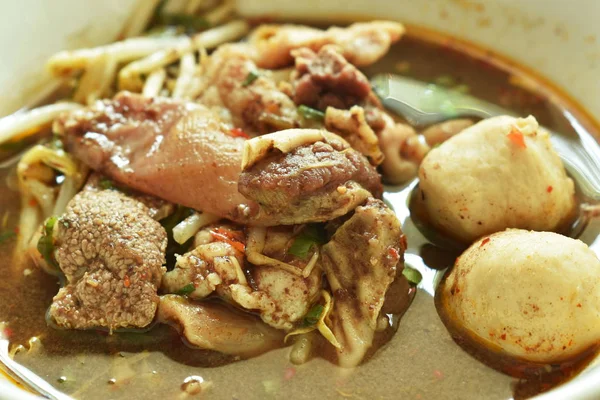 Carne de porco refogada e bola com broto de feijão em sopa marrom na tigela — Fotografia de Stock