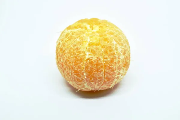 Pomarańczowa skórka mandarynki na białym tle — Zdjęcie stockowe