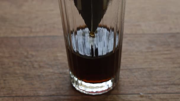 Kroplówka Kawy Zmieszana Gorącą Wodą Opadającą Szkło — Wideo stockowe