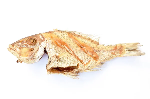 Pescado bajo salado frito con ajo sobre fondo blanco — Foto de Stock