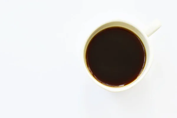 Taza de café caliente negro sobre fondo blanco —  Fotos de Stock