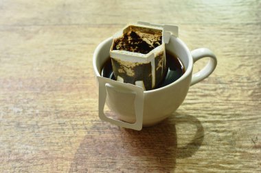  Masada filtre ile sıcak kahve damlası.