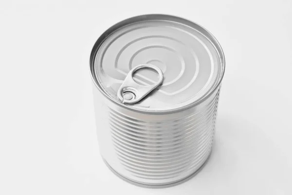 Plechovka může jídlo s otvírák na bílém pozadí — Stock fotografie