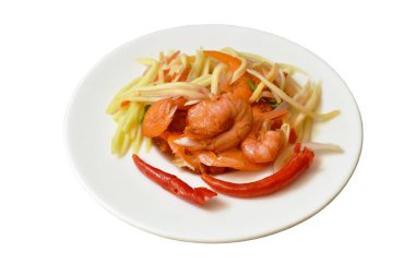 Baharatlı, kurutulmuş karides ve tabakta mango salatası.