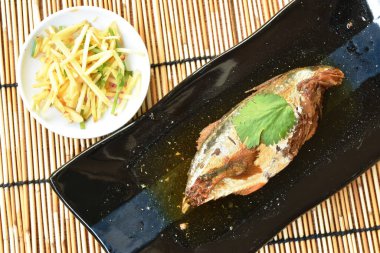 Soya soslu soya soslu palette haşlanmış tuzlu uskumru balığı.