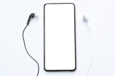  Beyaz arka plan üzerinde izole kulaklık ile cep telefonu