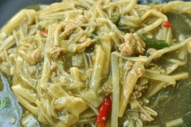  Baharatlı kızarmış bambu filizi, yanında kıymalı et sosu.