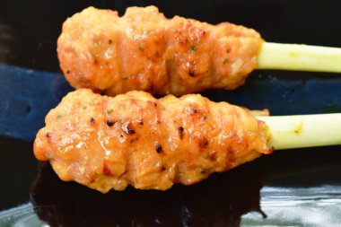 Izgara tavuk mayalama zerdeçal tozu limon çimlerini siyah tabakta bıçaklama