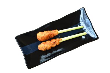 Izgara tavuk mayalama zerdeçal tozu limon çimlerini siyah tabakta bıçaklama