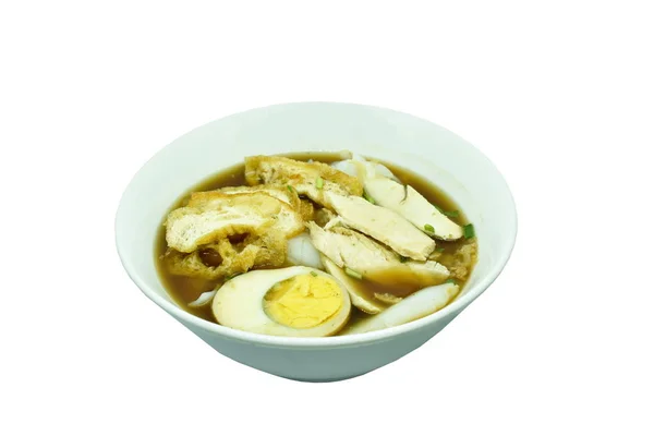 中国の米粉をスライスチキンと揚げ豆腐の上の卵と茶色のスープに貼り付ける — ストック写真