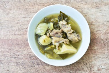  Haşlanmış lahana turşusu, domuz kemiği ve temiz çorba.