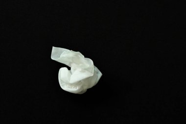  Siyah kumaş arka planında beyaz ıslak doku