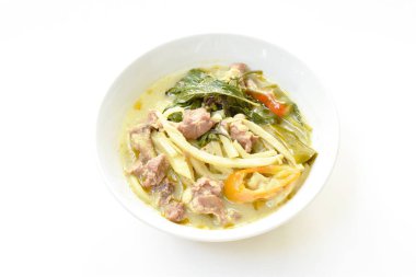  Hindistan cevizi sütlü yeşil köri çorbası ve baharatlı bambu filizi.