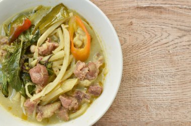  Hindistan cevizi sütlü yeşil köri çorbası ve baharatlı bambu filizi.