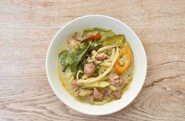  Hindistan cevizi sütlü yeşil köri çorbası ve baharatlı bambu filizi.