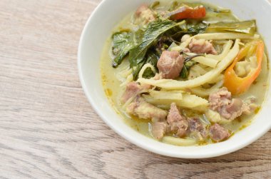  Hindistan cevizi sütlü yeşil köri çorbası ve baharatlı bambu filizi.