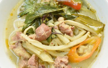  Hindistan cevizi sütlü yeşil köri çorbası ve baharatlı bambu filizi.