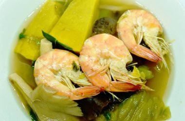  Baharatlı ve karışık sebzeli karides çorbası.