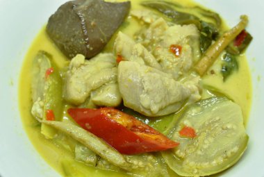  Hindistan cevizli, yeşil köri çorbası ve patlıcanlı haşlanmış tavuk.