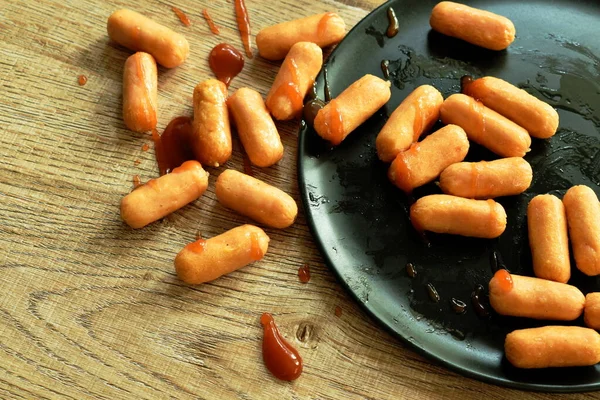 Mini Hühnerwurst Auf Tellerdressing Mit Ketchup — Stockfoto