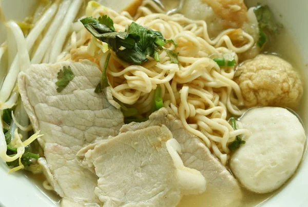 Macarrão Instantâneo Amarelo Cozido Cobertura Carne Porco Bola Sopa Clara — Fotografia de Stock