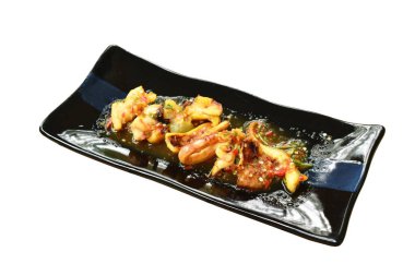  plaka üzerinde ızgara kalamar sosu baharatlı sos