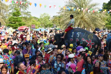  Ayutthaya Tayland Nisan 14, 2019: fil Songkarn festivalinde turist arasında su sıçraması