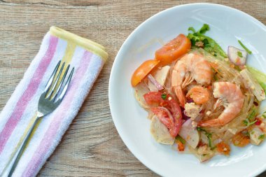  Beyaz tabakta karidesli cam şehriye ve kıymalı domuz eti salatası. 