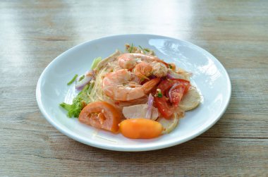  Beyaz tabakta karidesli cam şehriye ve kıymalı domuz eti salatası. 