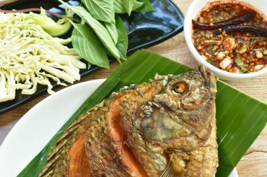  Kızarmış mango balığı sosu baharatlı sos ve taze sebze.