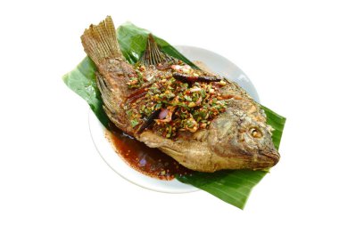  Kızarmış mango balığı sosu baharatlı sos ve taze sebze.