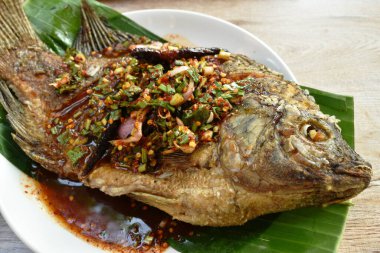  Kızarmış mango balığı sosu baharatlı sos ve taze sebze.