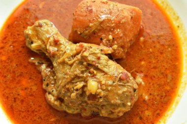 Tavuk budu baharatlı ve tatlı körili ya da mussamanlı.