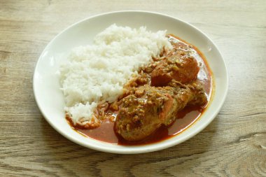  tavuk budu baharatlı ve tatlı körili ya da mussamanlı sade pirinçli yemek