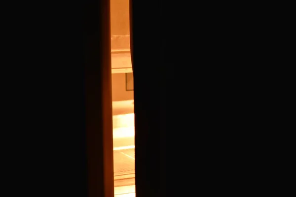 Cahaya Menyaring Keluar Dari Pintu Kulkas Ajar Keluar Dalam Gelap — Stok Foto