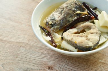  Baharatlı haşlanmış yılan başı balığı ve hindistan cevizi dilimi kasede Tom yum çorbası.