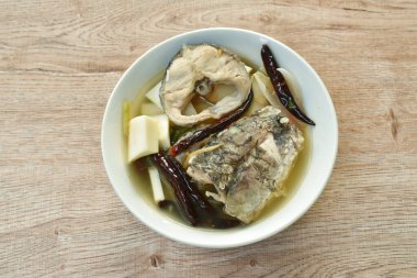  Baharatlı haşlanmış yılan başı balığı ve hindistan cevizi dilimi kasede Tom yum çorbası.