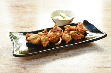 Kızarmış balık köftesi ve tatlı soslu kalamar.